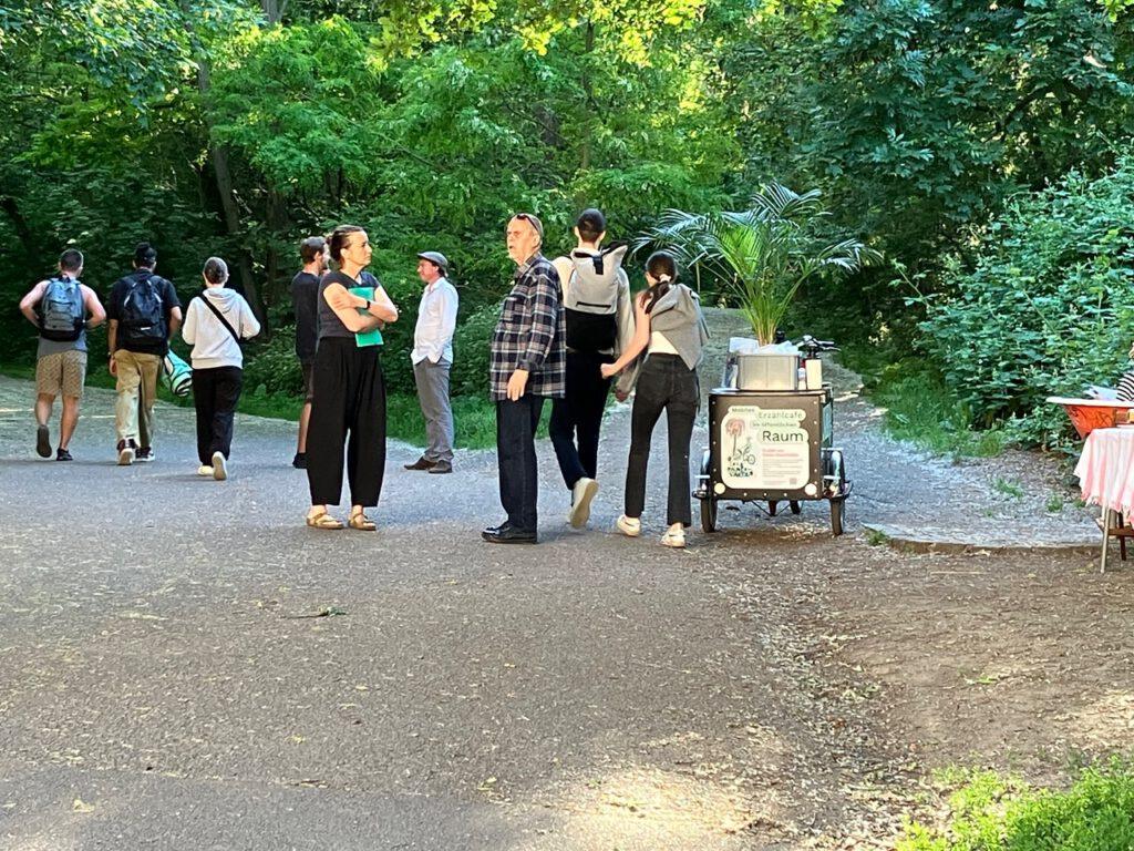 Mobiles Erzählcafé mit Lastenrad am Weg im Palmengarten am Fockeberg
