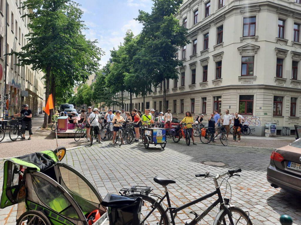 Radgruppe zur Fête du Vélo in einer Leipziger Straße