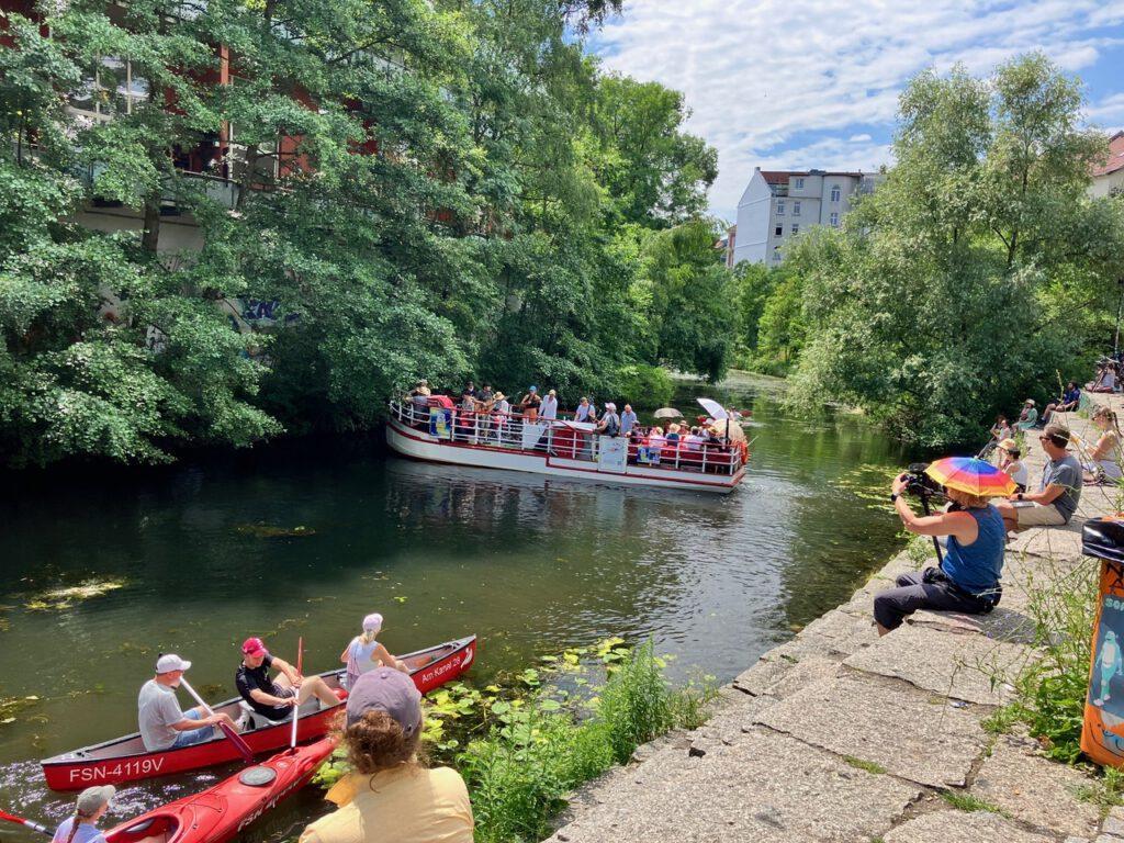 MS Weltfrieden auf dem Karl-Heine-Kanal mit Kanus