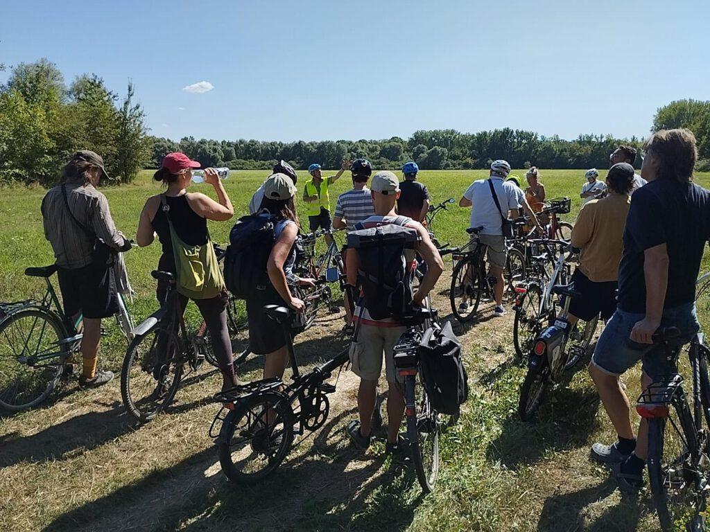 Radgruppe auf der Wiese an den Schönauer Lachen