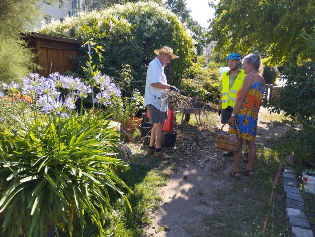 Gespräch im Pfarrgarten der Paulusgemeinde