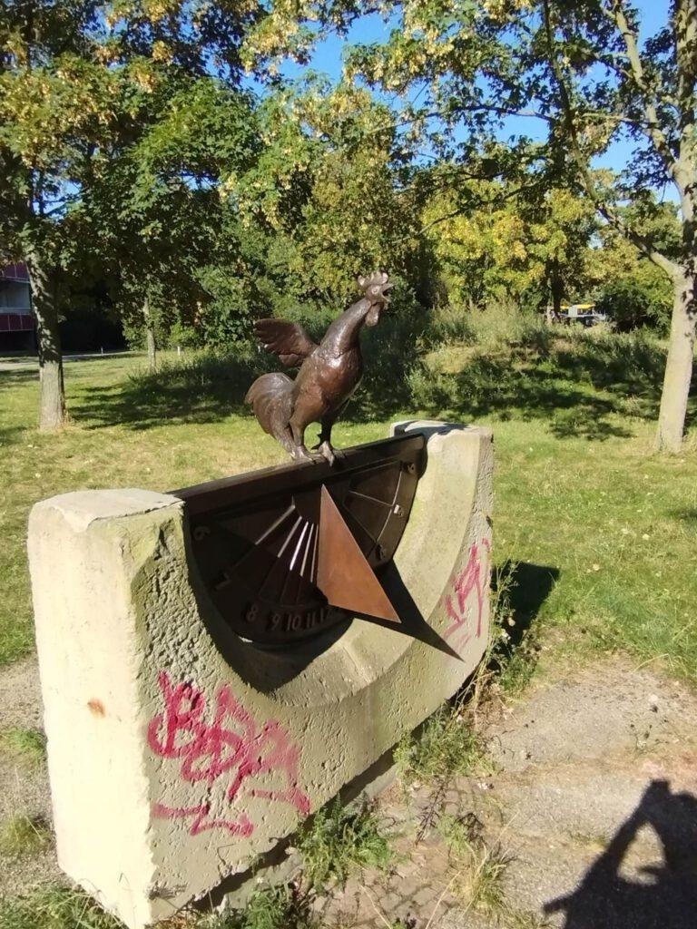 Sonnenuhr mit Hahn im Grünauer Park