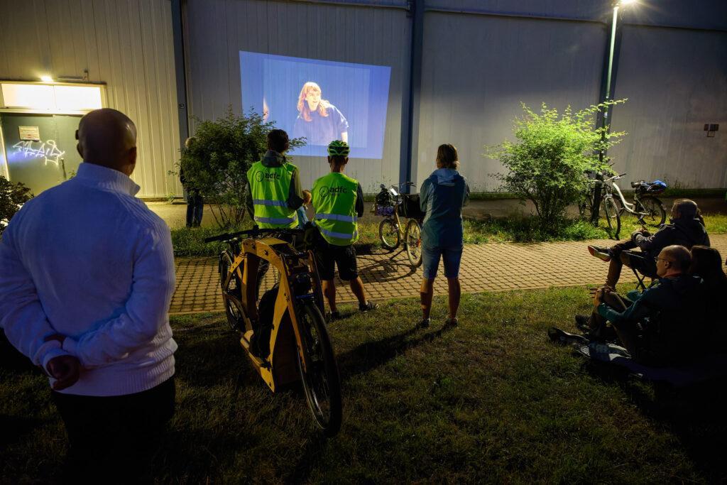 Projektion an einer Hallenwand beim Radwanderkino