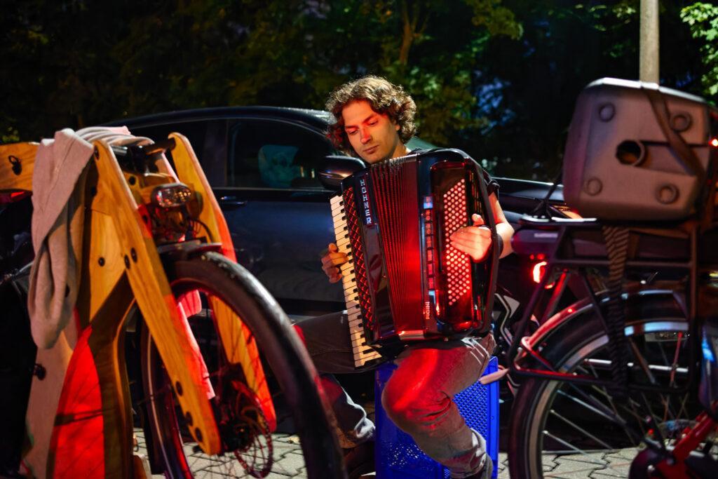 Live-Musik mit Akkordeon am Radwanderkino