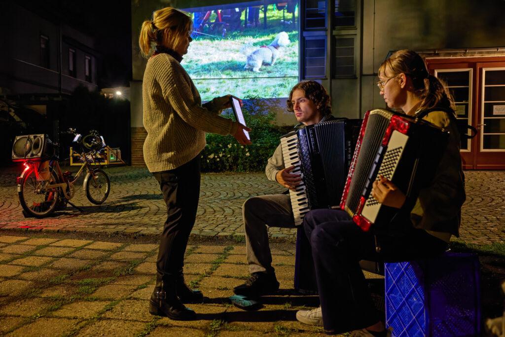 Zwei Akkordeons vor der Filmleinwand