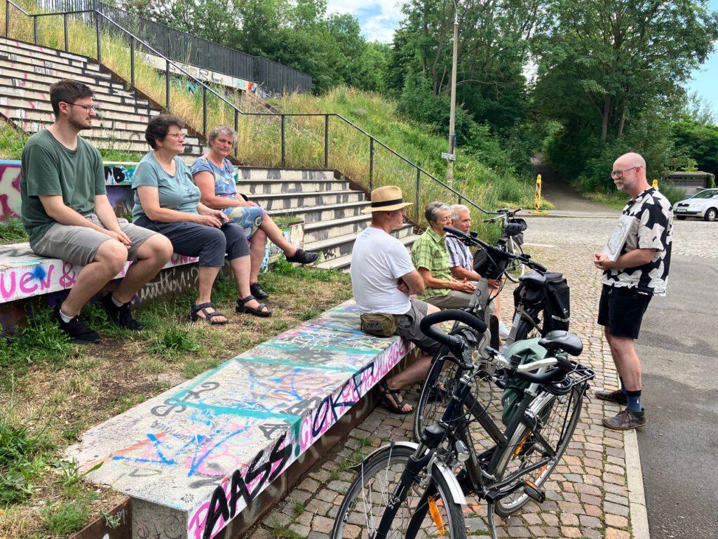 Gruppe an der Station Parkbogen Ost