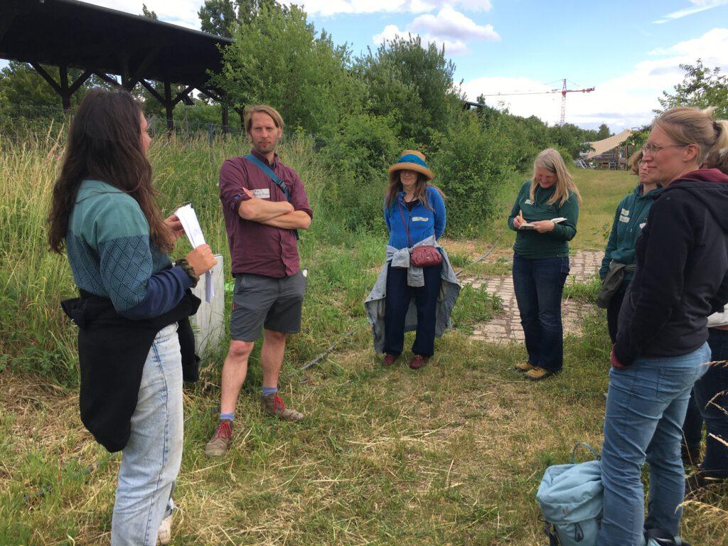 Workshop-Gruppe im Garten