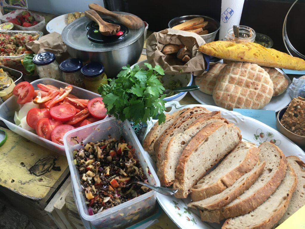 Gemeinsames Buffet beim Sommercamp