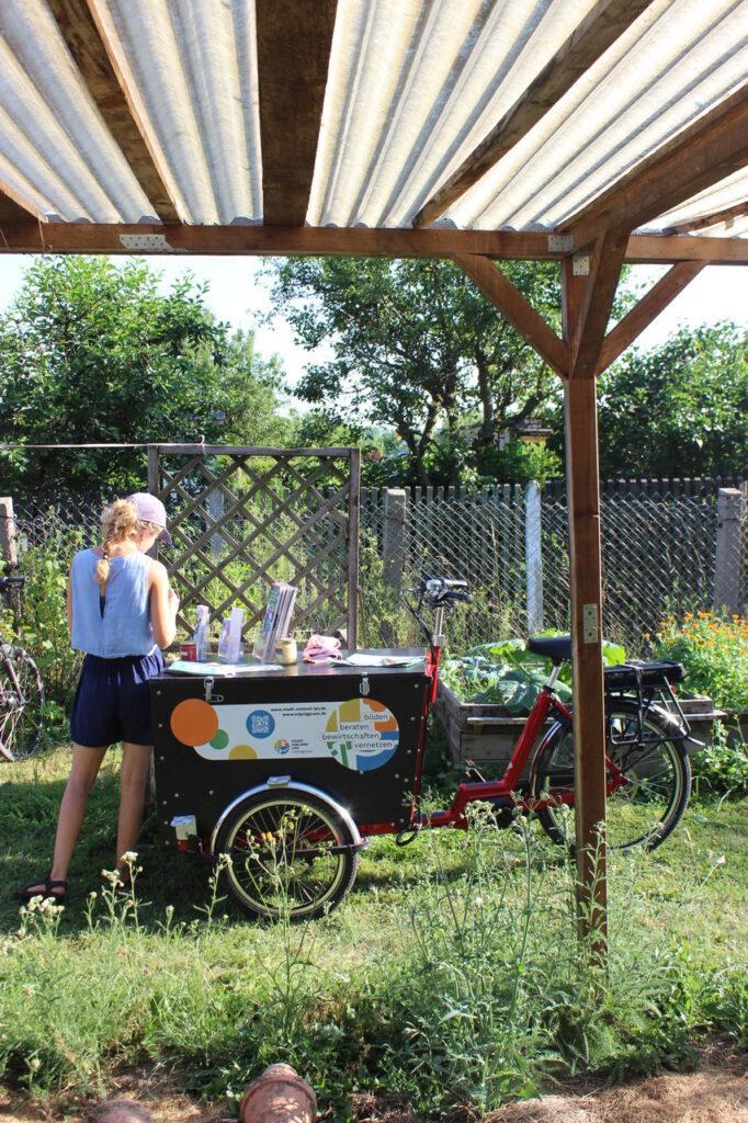 Lastenrad-Infostand unter dem Dach im Dill-Garten