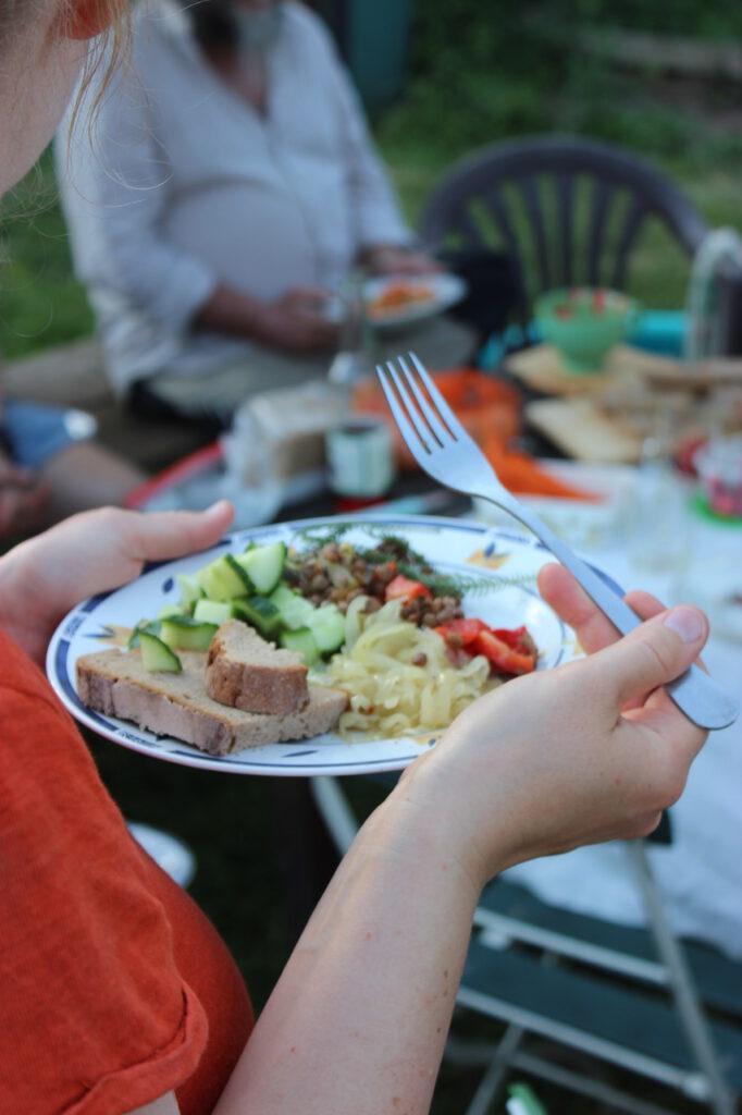 Teller mit Gartenessen bei der Tafelrunde
