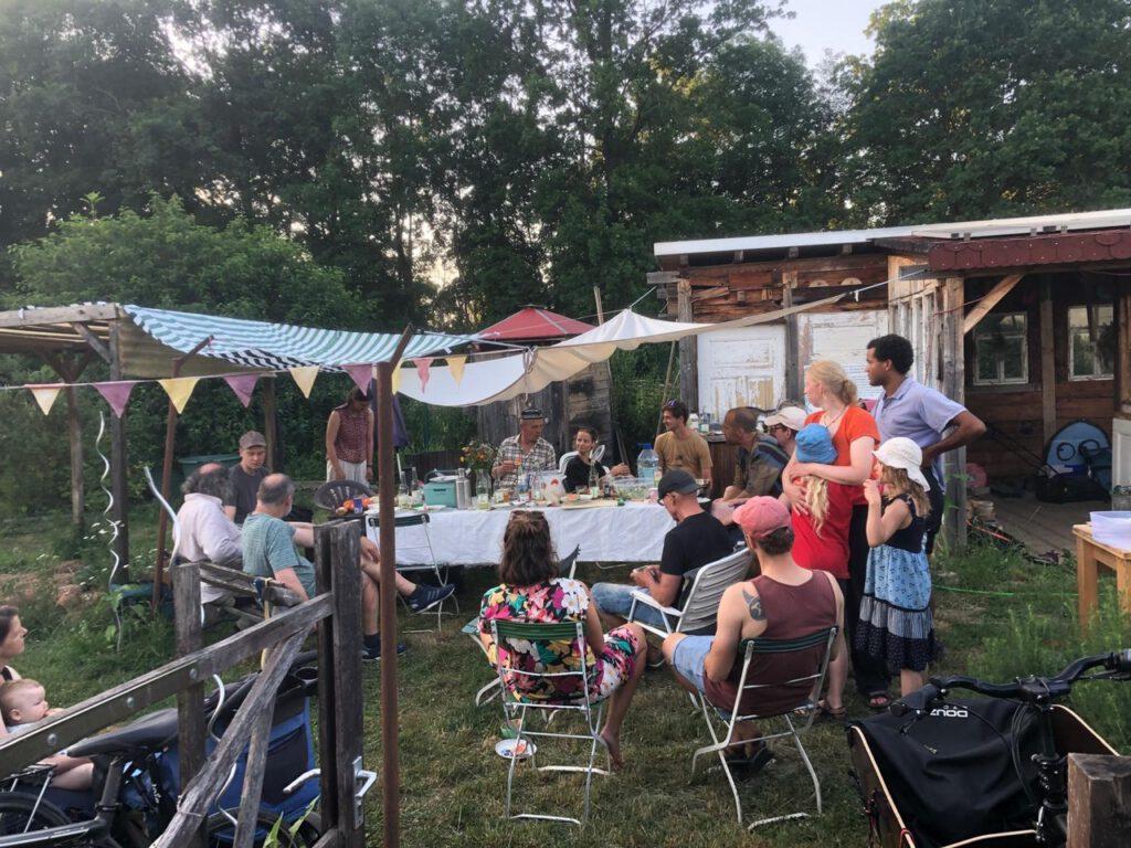 Abendliche Tafelrunde im Dill-Garten