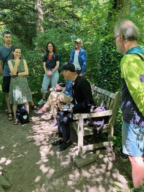 Gruppe im Botanischen Garten bei der Lesung