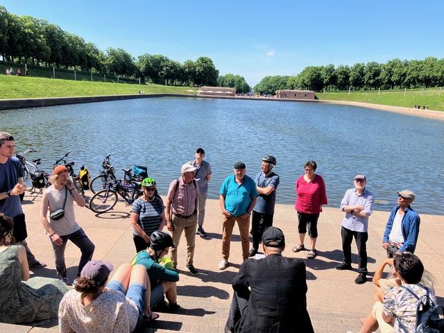 Gruppe am Wasserbecken vor dem Völkerschlachtdenkmal